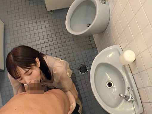 【週末デートでエッチなOL】清楚系美人OLがエモ彼氏と甘々デート♥公衆トイレで照れながらフェラチオ！週末のラブラブセックスを大公開！