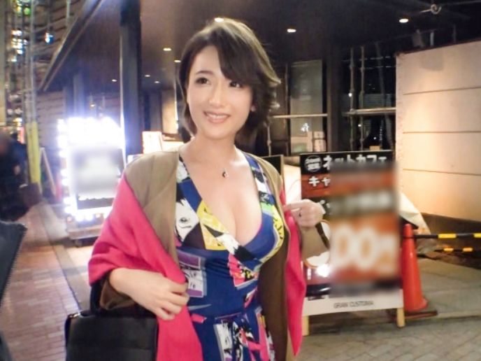 【素人ナンパ】20代なのに色気がヤバい巨乳美女…極上のパイズリで肉棒を擦らせてパイパンに生挿入♡