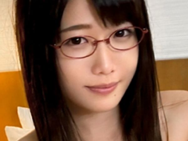 【メガネっ娘の淫らな本性】 清楚な見た目とは裏腹に、デカチンで突かれて乱れるドスケベ娘！ 激ピストンでイキまくり！