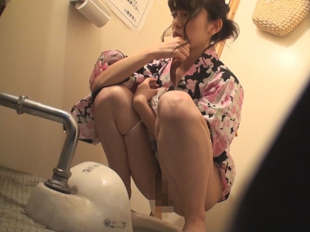 【浴衣美女の秘密のオナニー】花火大会の夜に…浴衣姿の素人美女がトイレでこっそりオナニー！？隠し撮りカメラが捉えた、花火の音に紛れて響く甘い吐息とエッチな声…夏祭りの夜に咲く、美女の淫らな姿！♡
