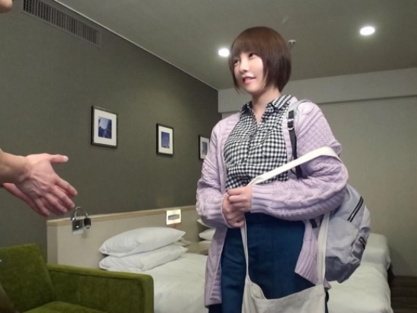 【街角ナンパ】華奢で可愛い介護士お姉さんをゲット！パイパンオマ○コを愛撫され、エロモード全開でチ○ポをフェラ♥発情しまくりのオマ○コに連続挿入で絶頂！！