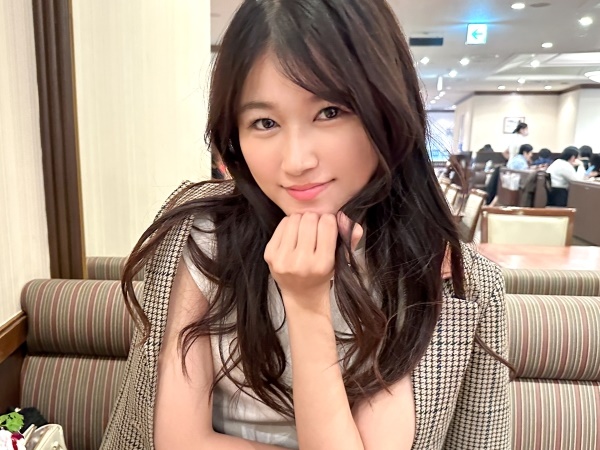 【潮吹き美容師の秘密】『ダメ…止まらない…』可愛すぎるお姉さんが上目遣いでチンポを咥え、手マンだけで大洪水！ 潮吹き体質の敏感ボディが軽く触れただけで潮溜まりを作るほどビシャビシャに！ 止まらない潮吹きに興奮MAX！♡