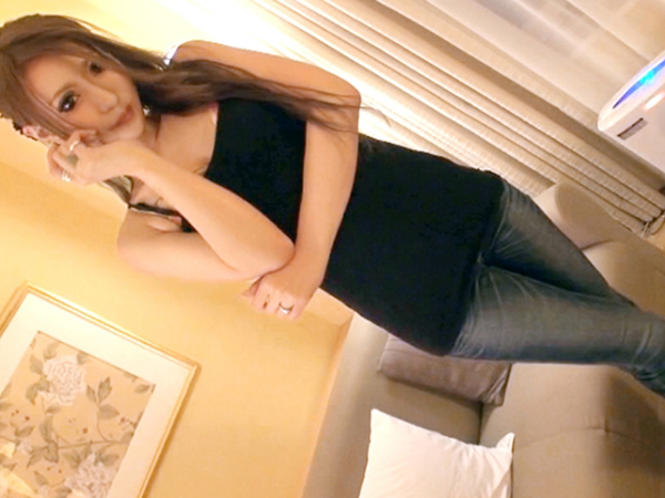 【美脚ギャルのエロい誘惑】長身スレンダーなタトゥーギャルとラブホで濃厚セックス！パイパンマ○コに生で挿入、最後はお腹にドピュッ！ギャルのエロさにメロメロ！♡