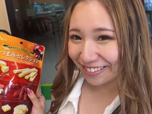 【へそ出しパリピJDのヤリモク夜遊び】『ホテル行こっ♡』ノリ良し女子大生がお持ち帰りOK！ガード緩めで即エッチモード、へそ出しルックのまままた開いてパコパコ大騒ぎ！？