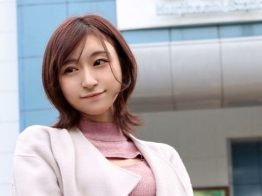 【エッチな若妻】『奥さん、笑顔の裏に隠れた淫乱さ…』チンポ大好き若奥様が、フェラテク披露！笑顔でご奉仕する姿に興奮間違いなし♡