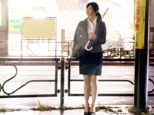 【オフィスで大胆に】『ダメ…ここじゃ…』清楚系OLが仕事中にまさかの淫乱覚醒！デスクの下でこっそりオマ●コを刺激され、我慢できずに潮吹き大噴射！ヌレヌレの秘部がエロすぎる！♡