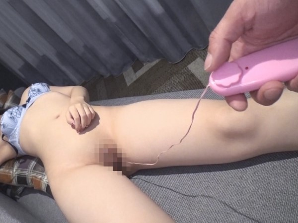 【初撮り】美巨乳ギャル彼女、パイパンから溢れるエロ汁！超敏感ボディが、彼氏の愛撫でビクビク反応！！セクシーなギャルが、初々しい初撮りで、イヤらしい本性をさらけ出す！！