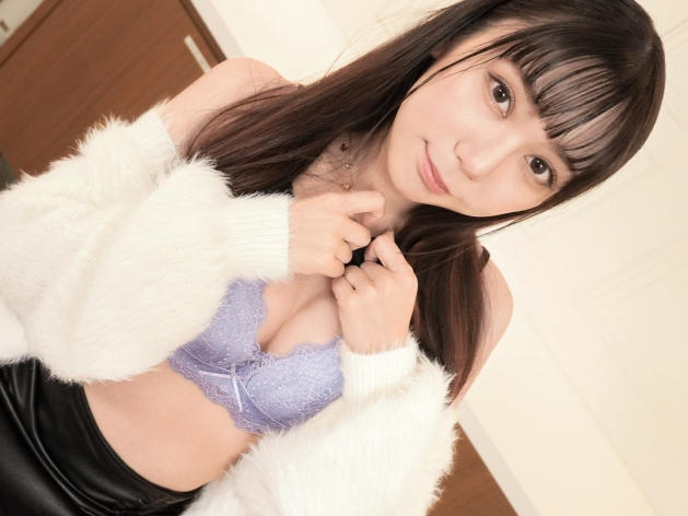 【スレンダー美少女の誘惑】『見ないで…』細身で可愛い美少女が、じっとり湿ったパンツをチラ見せ！股を開いた瞬間のエロさに興奮MAX！カラダ中を舐め回したくなるほどそそられる美ボディにメロメロ♡