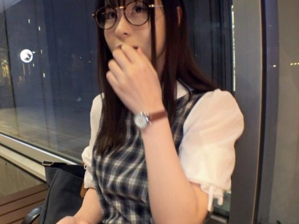 【素人】ワンピースからのぞくスラッとした脚が魅力的な大人しい性格の眼鏡女子との濃厚セックスがエロ過ぎた！！！