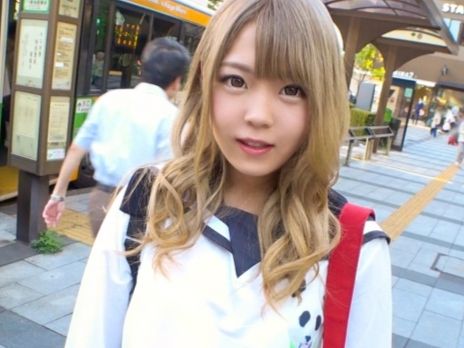 【金髪童顔ギャルをナンパ】カラダを密着させてエッチな誘惑！クンニでおマンコをヌルヌルにされ、感じまくるギャルと濃厚プレイ♡