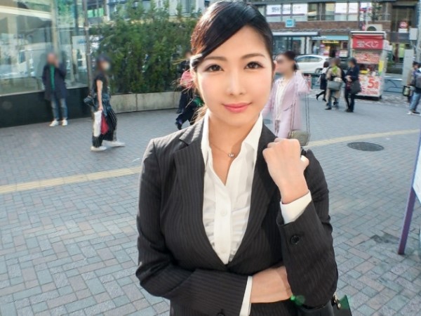 【街角ナンパ】仕事中のOLをゲット！ホテルでねっとりフェラチオご奉仕♡スーツ姿のまま激しくエッチな交尾で乱れまくる！