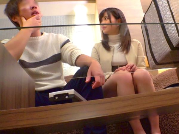 【アイドル級美少女の裏メニュー】料理専門学生が新メニュー採用の条件でオーナーと生ハメ交渉！制服姿でエッチな取引に挑む、美味しいセックス体験♡