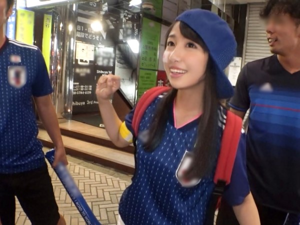 【W杯熱狂女子大生】サッカー観戦中の女子をナンパ!3Pでメス顔全開!代わる代わるチンポを味わい、イキ乱れる姿がエロすぎる!!♡